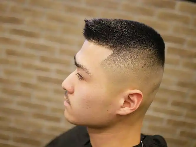 短寸头算是大多数男士都比较喜欢的一种发型,简单利落又时尚,特别好