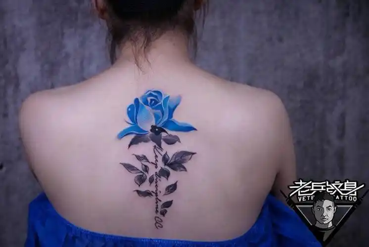 后背蓝色妖姬玫瑰花纹身纹身图片