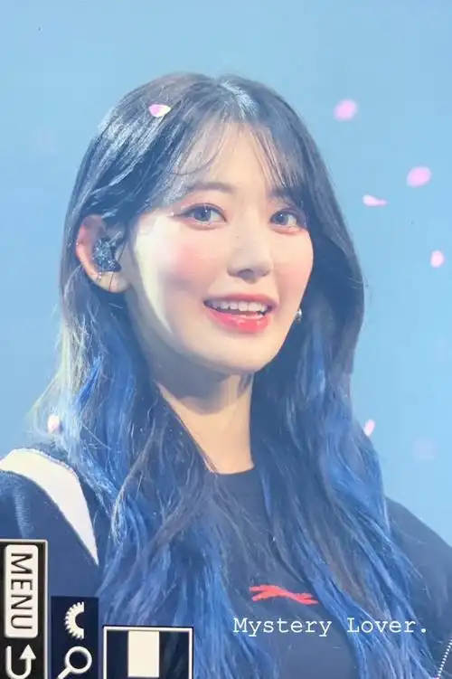 宮脇咲良蓝色挑染造型