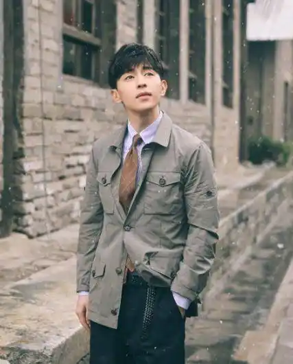 邓伦晒出自己的豪宅,全屋装修氛围很温馨,一看就是暖男设计了_卧室