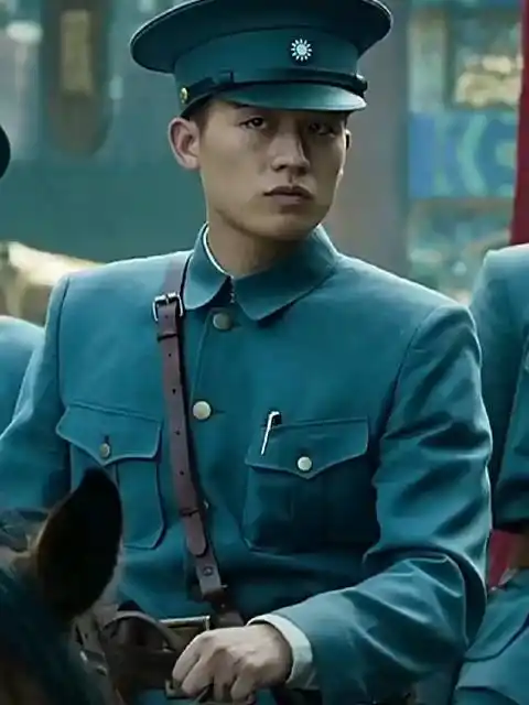 欧豪最适合穿军装这是还未拍摄影片八佰前欧豪的飒爽英姿