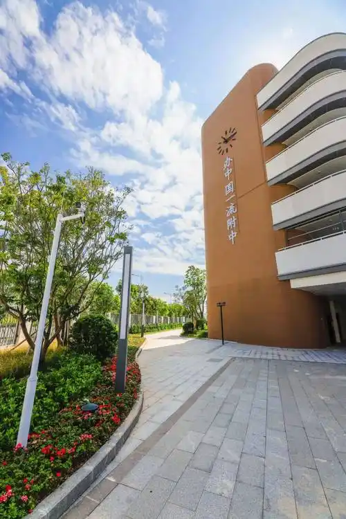 人才培养目标:国际视野工匠精神价值追求:技大附中人都要努力成为国家