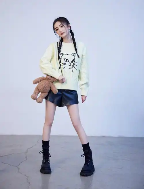 原创杨幂最新私服穿搭米色毛衣搭配黑色短裤漫画腿太吸睛