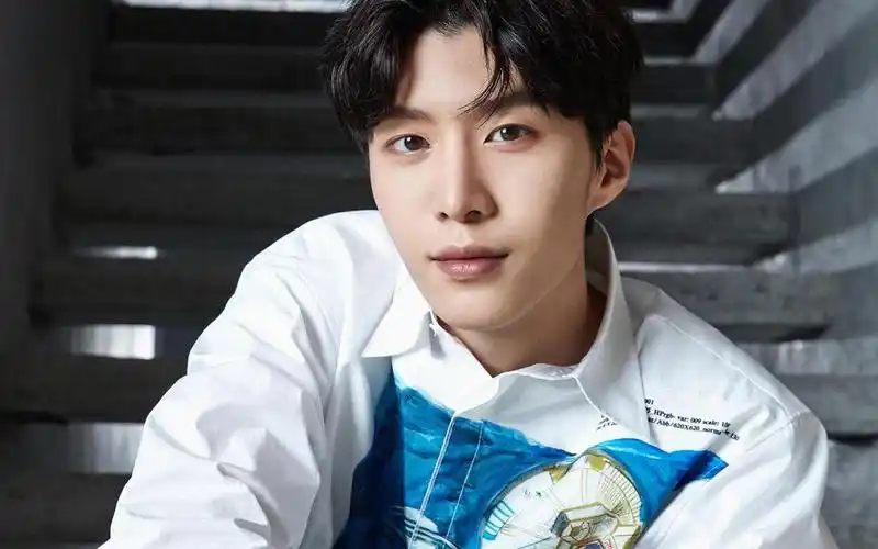 小鲜肉范丞丞冷峻帅气时尚写真,高清图片,电脑桌面-壁纸族