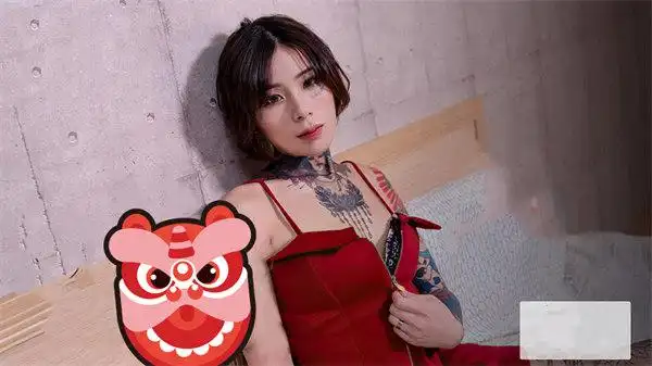 麻豆影视传媒刺青师演员艾秋好身材纹身等于极品看一次忘不了