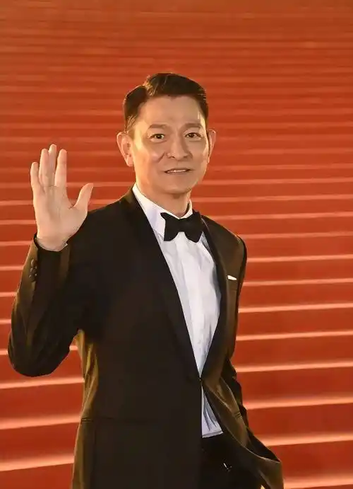 香港这一夜,将老牌艺人"自娱自乐"展现得淋漓尽致_黑色_刘德华_马苏