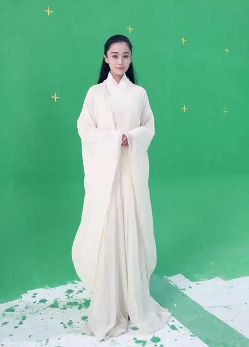 张馨予长发及腰白衣素雅