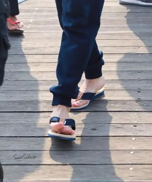 tfboys分享210601易烊千玺的小脚脚图片合集可爱的人连脚都是可爱的