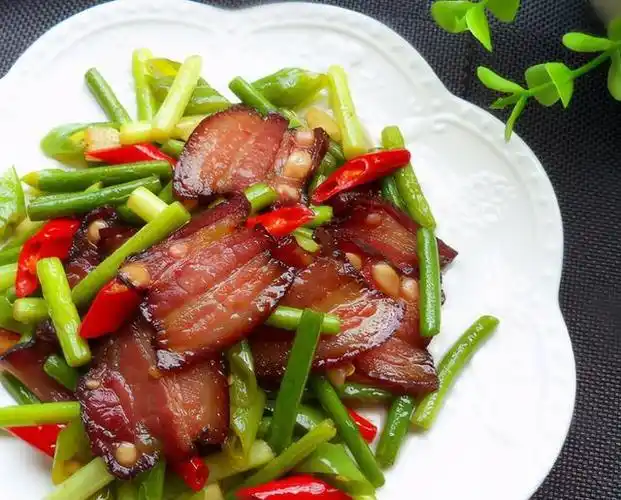 炒腊肉切了直接炒是大错学会关键2步软嫩鲜香不咸不油