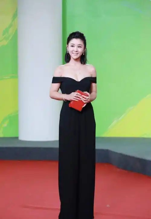 原创李小萌身材有点肉更性感穿挂脖露背连衣裙亮相像人间水蜜桃