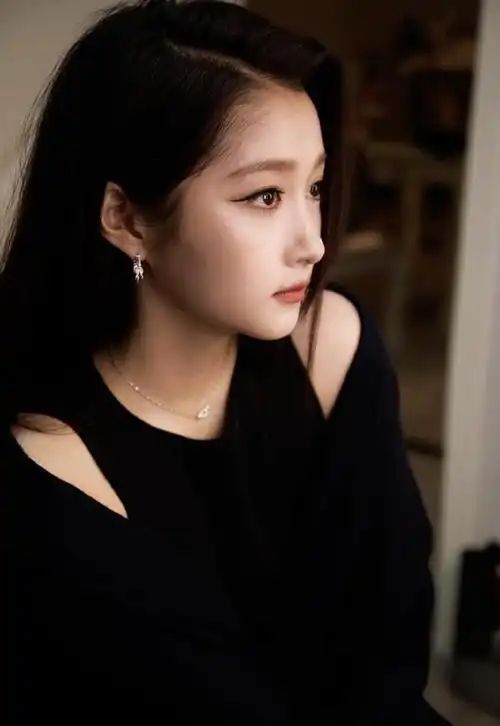 关晓彤最新侧颜美照_网易订阅