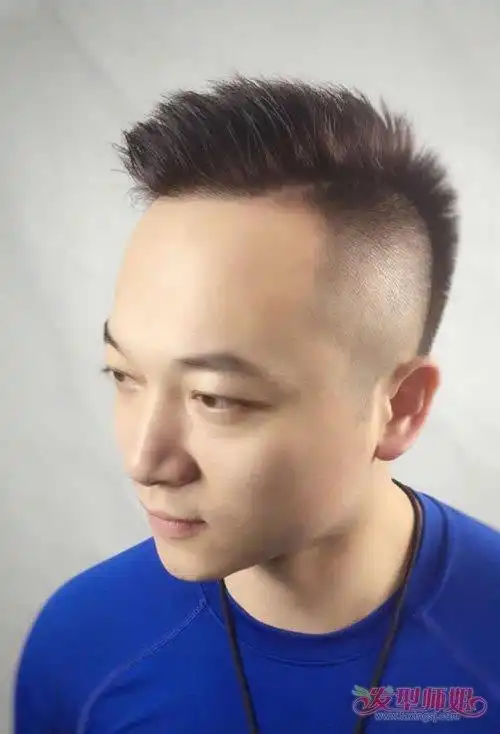 男生剃独一无二两边铲短头发 经典有风范男生短头发图片赏析(2)