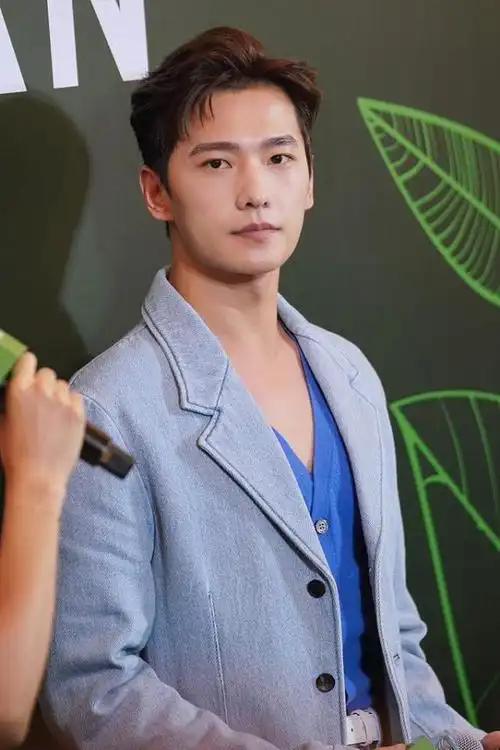 杨洋的长相真有少年感,就算梳着略显油腻的发型,也好帅气