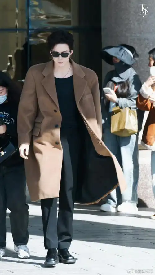 刘宇宁背影照##刘宇宁双开门宽肩