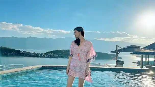 看起来她就像一个永远不会老的女神,还让人想起那