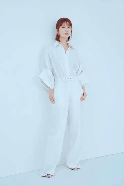 吴昕气质写真曝光 笑容甜美光脚出镜随性大方