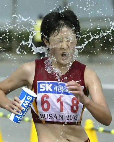 图文王青青女子20公里竞走夺金泼水为自己降温