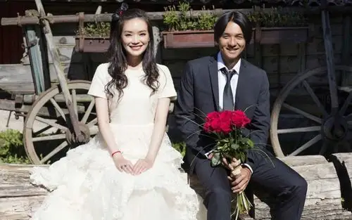 舒淇晒与老公的合影女神素颜出镜冯德伦玩手机抢镜