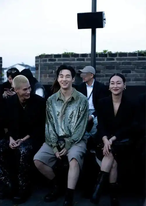 刘宪华身穿一件薄荷绿的亮片衬衫,搭配一条咖啡色的裤子亮相了这次