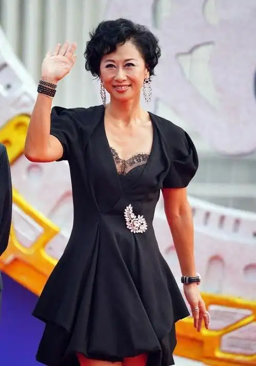 60岁叶倩文仍然精神奕奕穿泡泡袖黑裙露出蕾丝内搭女人味十足