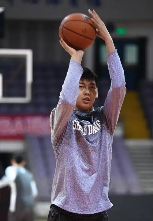 男篮新星19岁身高2米16,破格入选国家队,天赋超周琦,或成男篮核心
