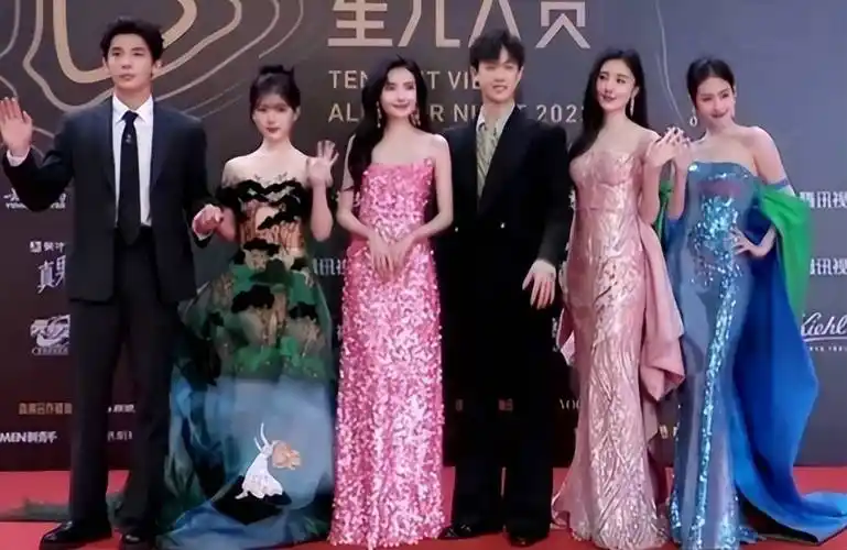 星光大赏明星造型盘点,迪丽热巴杨紫各有遗憾,唐嫣倪妮很尴尬_裙子_一