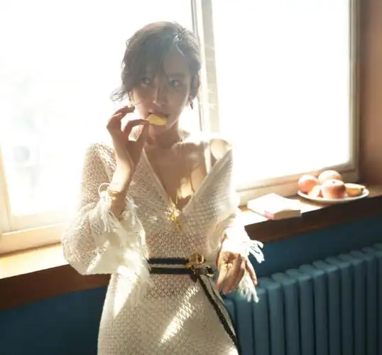 李冰冰罕晒性感大片穿深v镂空上衣拉开衣领故意露出内衣肩带