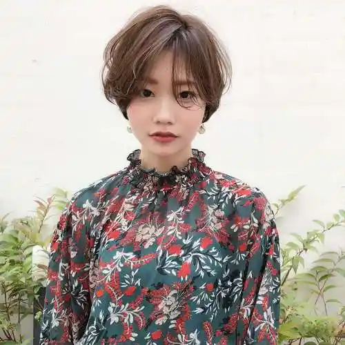 发量少,发质细软容易油的小圆脸女生,适合什么样的短发?