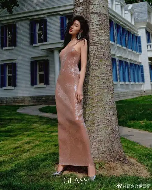 葫芦臀蚂蚁腰,张天爱真的太有身材了,难怪路人都是惊叹声