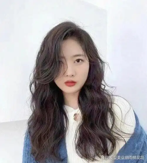 烫出来的头发是自然蓬松有型,轻盈有空气感,减龄又显气质,大部分女生