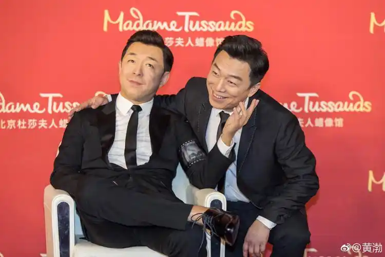黄渤晒与蜡像合影,简直一摸一样