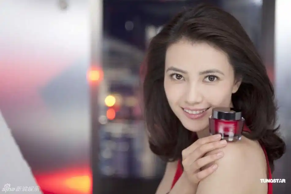 高圆圆红裙拍广告