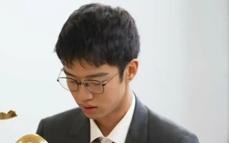 231104|王一通梁朝伟互相提问|金鸡圆桌会提问cut