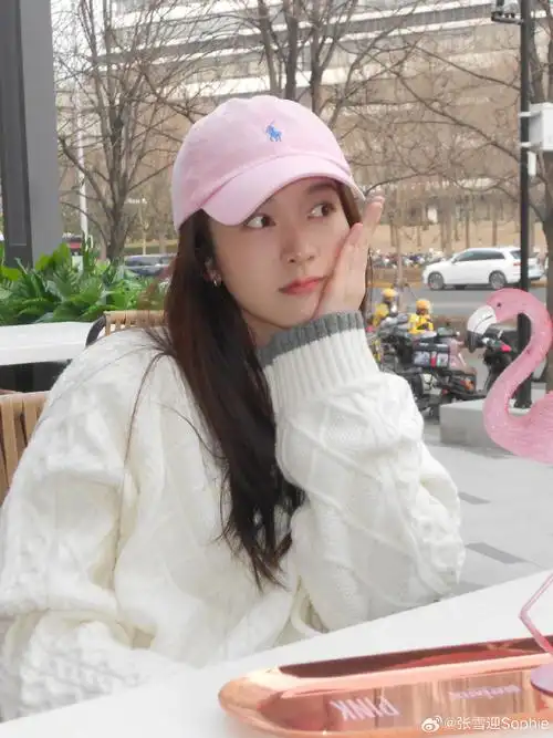 张雪迎晒九宫格美照肤白貌美惹人爱笑容甜美宛如初恋