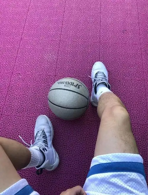 肌肉帅哥闭眼闻白袜甚是陶醉基友纷纷效仿什么情况