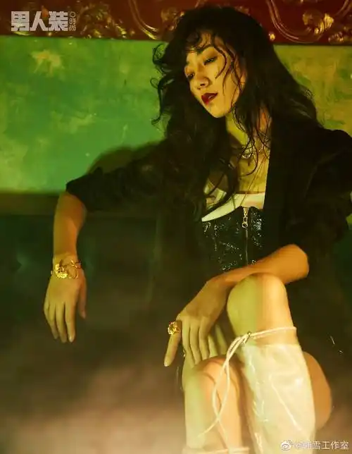 坐姿豪迈!韩雪挑战《男人装》,黑色西装搭配超短_白色_气质_外套