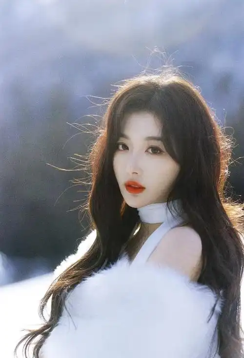26岁的孔雪儿,迷人"桃花眼",身穿洁白毛绒外套,美丽冻人