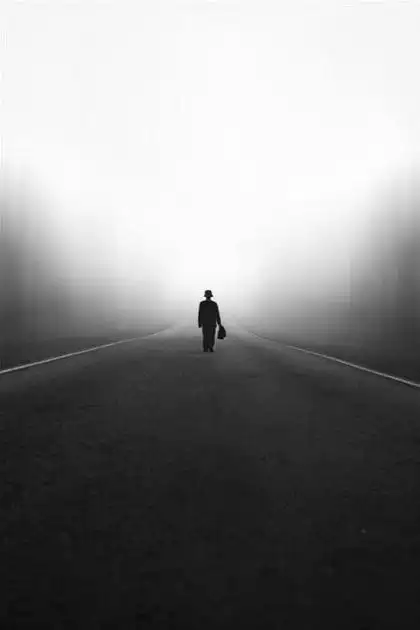 月亮之下是炊烟 炊烟之下是我家 家中只有我一个人 孤孤单单过生活