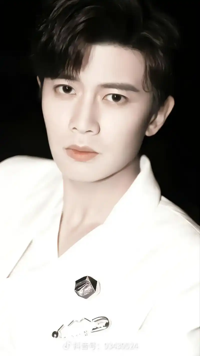 任嘉伦allen #宝藏男孩 见过你的人都说本人比照片还要 - 抖音