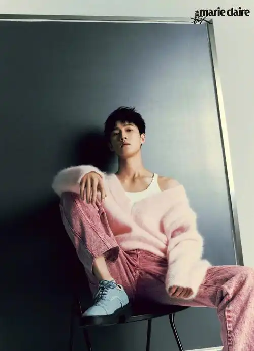 新人演员@小林是李昀锐嘉人杂志大片,西装外套的随性,粉色针织的温柔