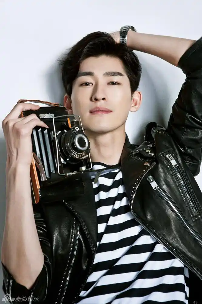 张翰一脸自信坦然的笑容,不论是皮衣夹克还是复古西装,或深情,或帅气