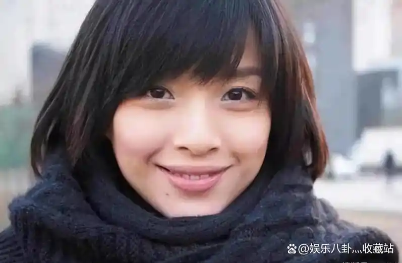 靳东妻子李佳海南度假照曝光,容颜丽质,大方自然,尽展知性温婉