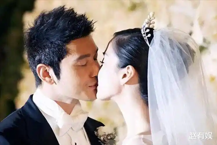 水晶鞋,古董皇冠,迪奥婚纱.场面浩大,嘉宾不是明星就是权贵.