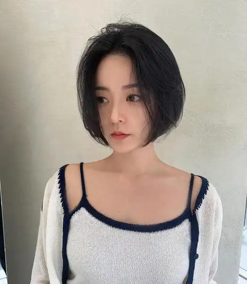 短波波头:这是最经典的波波头发型之一,长度通常在下巴以下.