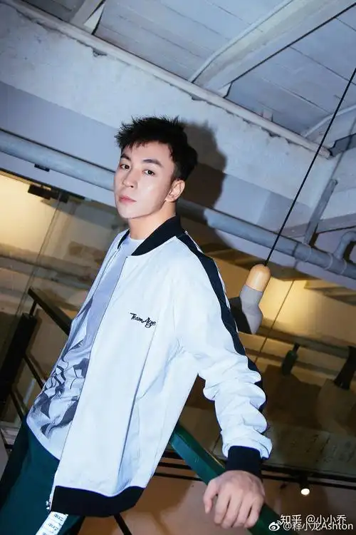 为什么李易峰,朱一龙,陈伟霆等一系列30岁左右的男明星没有女朋友?