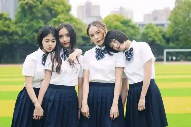 你要的毕业照造型我都有,几个人到几十个人,统统都能满足你