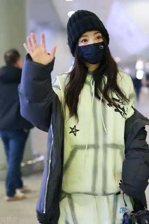 柳岩现身上海机场,身披羽绒服休闲惬意