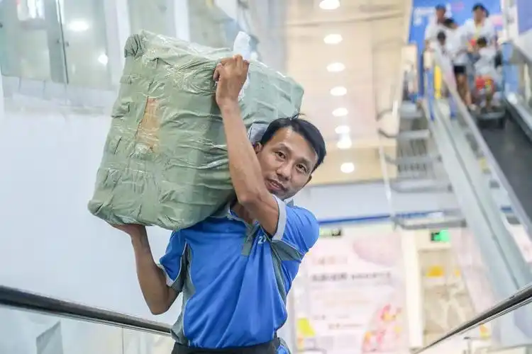 深蓝video男人四十肩上扛的是包裹更是责任