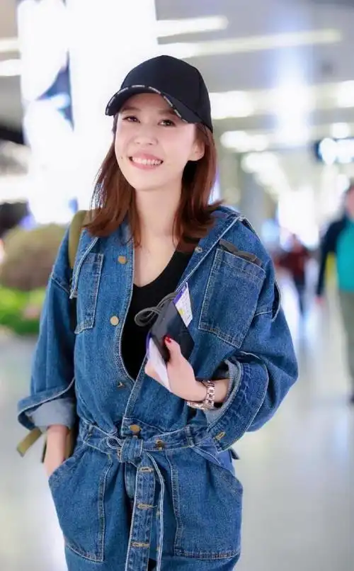 李金铭终于红了锁骨短发搭配牛仔连衣裤走机场高级又时髦