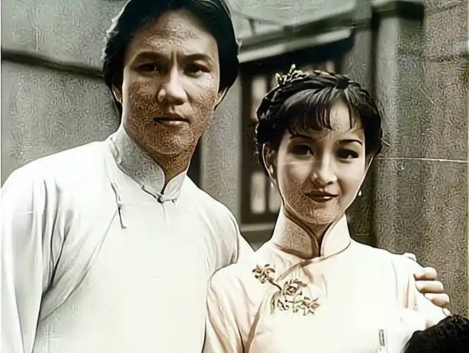 中饰演小鱼儿,最为人熟知的是在《大侠霍元甲》中饰演的霍元甲角色